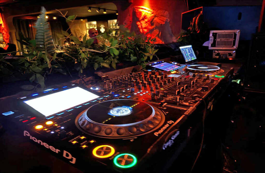 HOLIDAY-EXCLUSIVE-DJ-Pult-Ibiza
